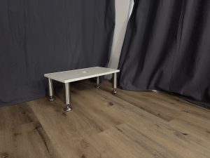 Niedrige Plattform mit Öffnung für CBT und Trampling im BDSM-Studio von Lady Juna in Basel