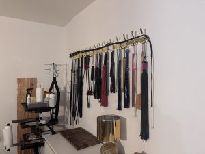 Verschiedene Peitschen, Flogger und BDSM-Utensilien im Studio von Lady Juna