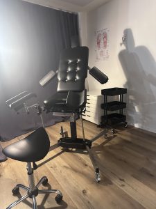Schwarzer Untersuchungsstuhl für Medical Play im privaten BDSM-Studio von Lady Juna
